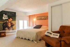 ニースにあるMy Casa - France 842のベッドルーム(ベッド1台、ソファ、映画ポスター付)