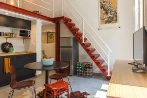 eine Küche und ein Esszimmer mit einer Wendeltreppe in der Unterkunft My Casa - France 842 in Nizza