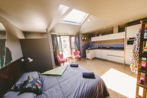 una camera con letto e una cucina con finestra di Archavon Studio a St Just