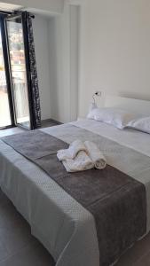 two beds with towels sitting on top of them at Trilogy b&b in Celano
