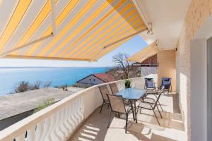 a balcony with a table and chairs and the ocean at Apartman D&D in Starigrad