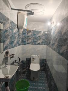 a bathroom with a toilet and a sink at Shri Ram Vila Guest House in Ayodhya