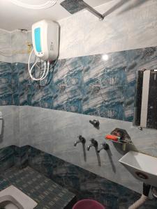 a bathroom with a toilet and a sink and a mirror at Shri Ram Vila Guest House in Ayodhya