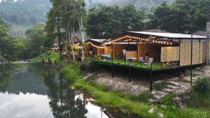 a restaurant on the side of a river at Le Rafting & Le Camping in Ban Hin Dan