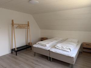 a bedroom with two beds and a swing at Harknakvej 19 BB in Bredebro