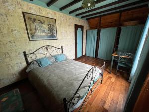 a bedroom with a bed with blue pillows on it at Les Billardières - Suite familiale de 2 chambres entre Blois et Chambord, proche Loire à Vélo in Cour-sur-Loire