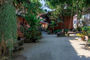 a courtyard of a house with plants and trees at Best Beach Bungalows in Chaweng