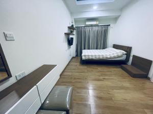 a small room with a bed in a room at เพียร์93 in Pathum Thani