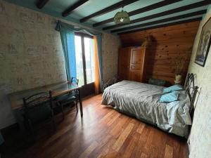 a bedroom with a bed and a desk and a window at Les Billardières - Suite familiale de 2 chambres entre Blois et Chambord, proche Loire à Vélo in Cour-sur-Loire +8 photos