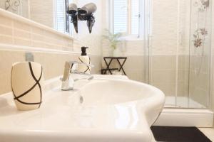 ห้องน้ำของ Belisima Sea View Apartment Rab +44 ภาพ