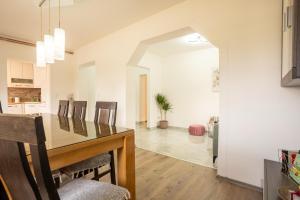 a dining room and kitchen with a table and chairs at Apartman Vanessa in Gospić