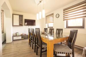 a kitchen and dining room with a table and chairs at Apartman Vanessa in Gospić