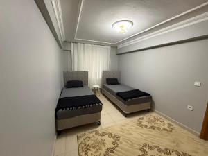 a room with two beds in a room at Liva Konukevi in Ayvalık