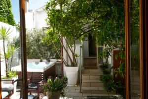 a courtyard with a tub and trees in a house at I'MC IoAMoCagliari in Cagliari