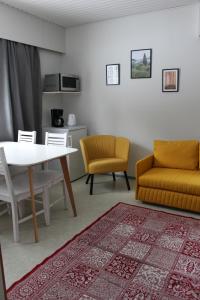 a living room with a table and two chairs at Hostelli Havumaja in Puumala