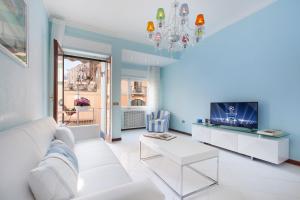 un soggiorno con divano bianco e TV di Vanna Home a Sorrento