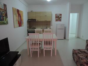 uma cozinha com mesa e cadeiras num quarto em Marea Resort em Golem