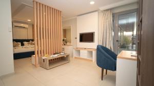 a hotel room with a bed and a television at Marsa Diba Hotel in Ḑubā