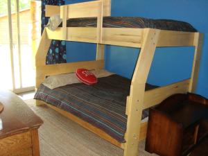 ein Etagenbett mit einem roten Hut auf dem unteren Etagenbett in der Unterkunft The Bear Cabin in Ironwood