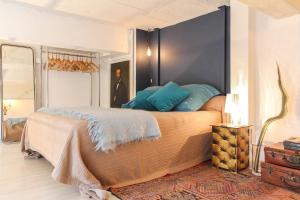ニースにあるMY CASA FRANCE 841 - parkingのベッドルーム(青い枕と鏡付きのベッド1台付)
