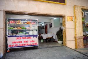 a food truck parked in front of a restaurant at Diamond Suite Dai Nam Hotel in Can Tho