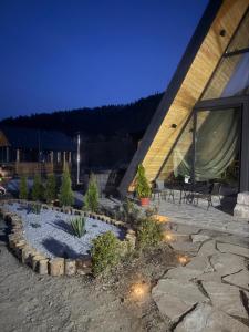a building with a garden with a stone pathway at Cabana A Vic in Taşca