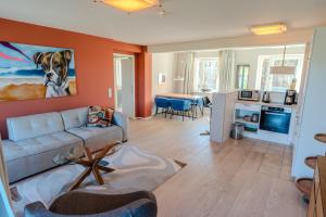 a living room with a couch and a table at Lachmöwe B1-311 mit Meerblick und Balkon in Binz