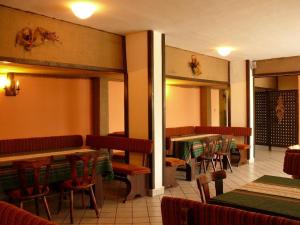 ein Speisesaal mit Tischen und Stühlen in einem Restaurant in der Unterkunft Почивна станция Витоша in Welingrad