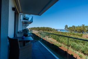 a balcony with a view of the ocean at Lachmöwe B1-311 mit Meerblick und Balkon in Binz