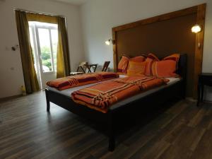 A bed or beds in a room at Sunrise Apartmanház