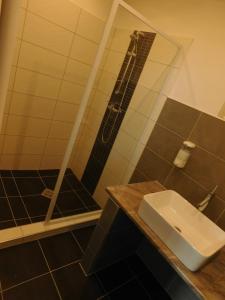 A bathroom at Sunrise Apartmanház