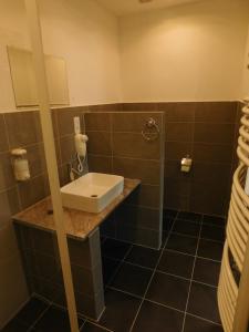 A bathroom at Sunrise Apartmanház