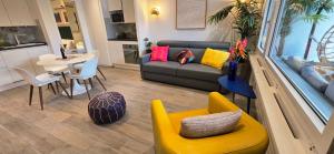 a living room with a couch and a table at Tropical Art Apartment in Bissone
