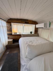 a bedroom with two beds in a tiny house at צימרים בצפון - קאמפ דיוויד in Sheʼar Yashuv