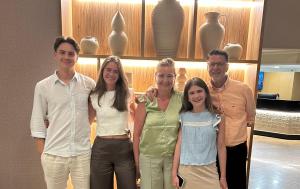 Eine Gruppe von Menschen posiert für ein Foto in einem Geschäft in der Unterkunft Boutique Hotel Butler in Zuienkerke
