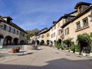 an empty street in a town with buildings at Le refuge des deux âmes in Alby