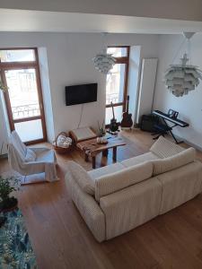 a living room with a couch and a table at Le refuge des deux âmes in Alby