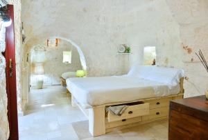 Een bed of bedden in een kamer bij Trullo L'alcova