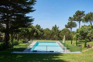 ein Schwimmbad in der Mitte eines Gartens in der Unterkunft Villa Rio Seco in Sintra