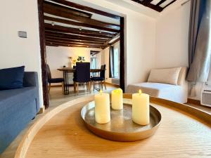 a living room with two candles and a table at Superbe Appartement in Paris
