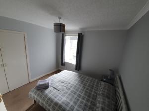 a bedroom with a bed and a window at Spacious 2 Double Bedroom House Wick Harbour in Wick