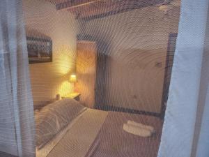 a view of a bedroom with a bed and a window at Cabaña La Mechita con jacuzzi privado in Estación Delta