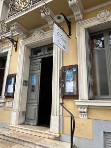 a building with a street light in front of a door at Le Domino Chambres d'Hôtes et Restaurant in Draguignan