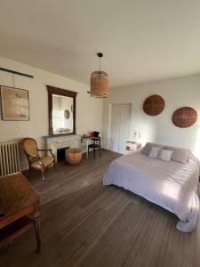a bedroom with a bed and a desk and a chair at Le Domino Chambres d'Hôtes et Restaurant in Draguignan