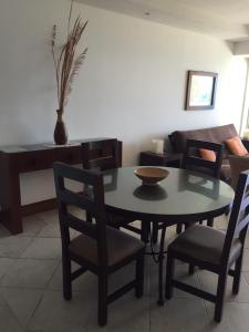 una sala da pranzo con tavolo e sedie e una sala da pranzo di Bay View Grand Residencial 602 Sur a Ixtapa