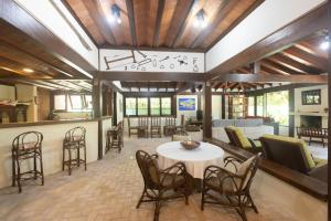 a living room with a table and chairs at Casa Jataí Guest House in Barra do Sahy