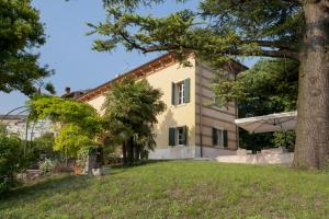 an exterior view of the house at Villa Al Sicomoro in Grezzana