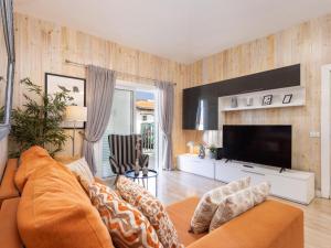 a living room with a couch and a flat screen tv at Vivienda del mar in Arico