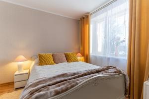 a bedroom with a bed and a large window at One bedroom apartment in Viljandi