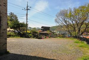 a gravel driveway with a house in the background at Okcheon Somakdaegi Pension in Okcheon +86 photos